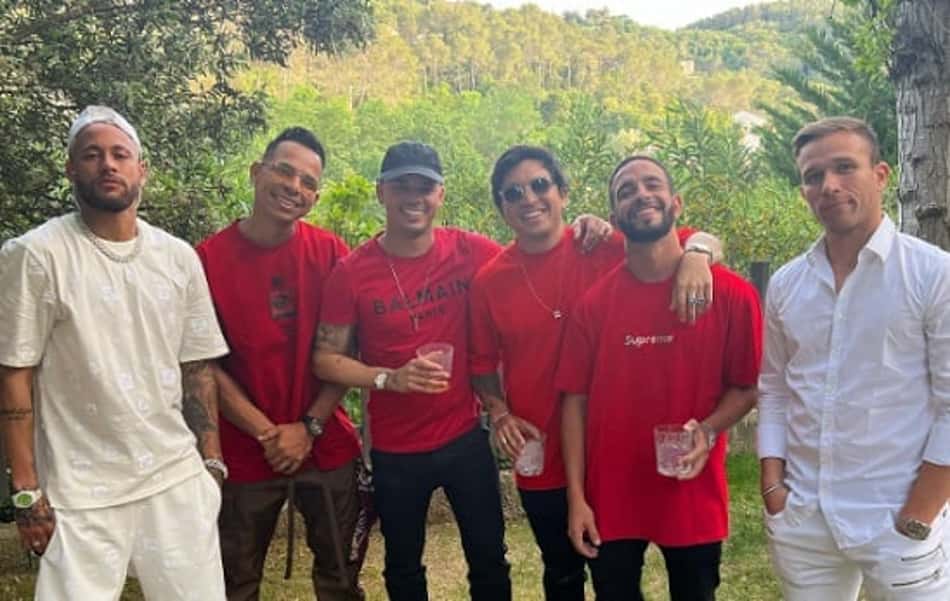 Neymar 'entrega' namoro ao ir para festa seguindo instrução de convite