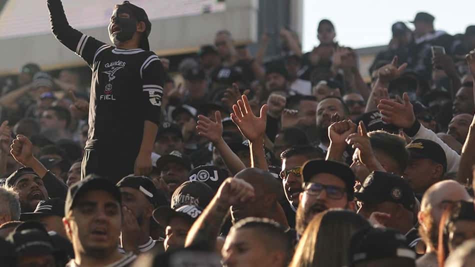 Corinthians identifica torcedor que acendeu sinalizador no Majestoso e repudia cantos homofóbicos