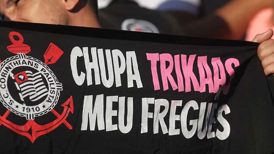 Torcedores do Corinthians entoam cânticos homofóbicos no Majestoso, e clube faz alerta no sistema de som