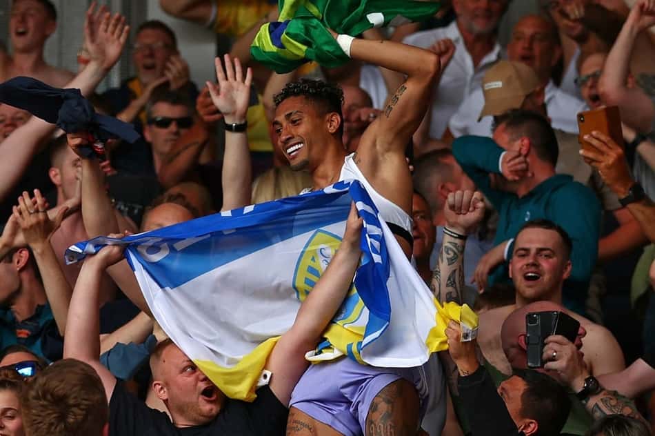 Raphinha marca, evita rebaixamento do Leeds na Premier League e vai para os braços da torcida