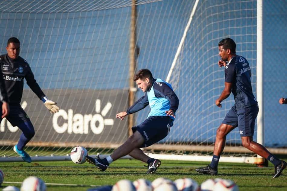 Após pancada, Thiago Santos treina e vira opção para a Recopa Gaúcha