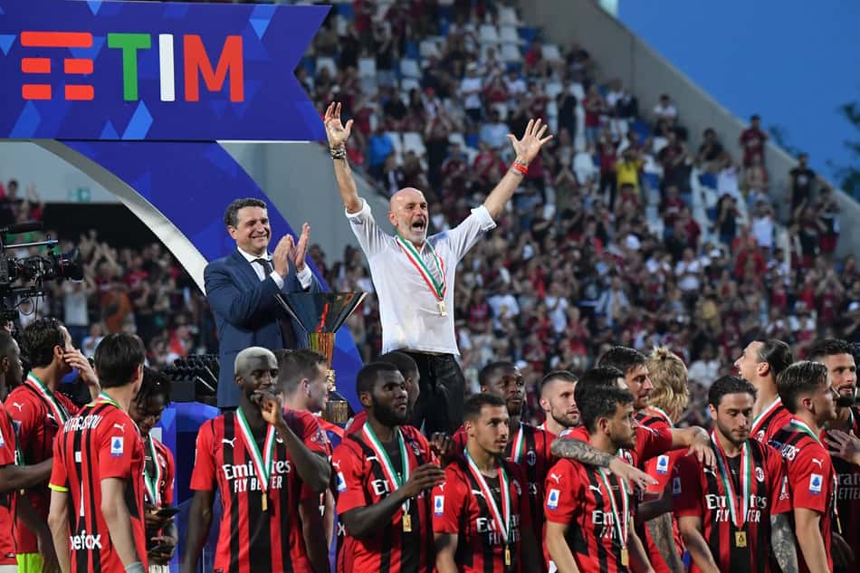 Técnico do Milan tem medalha roubada em festa do título italiano: 'Me devolvam, é a única que tenho'