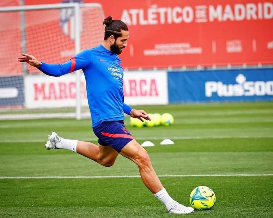 Com dúvida sobre permanência de Bruno Méndez, Inter vai atrás de zagueiro do Atlético de Madrid