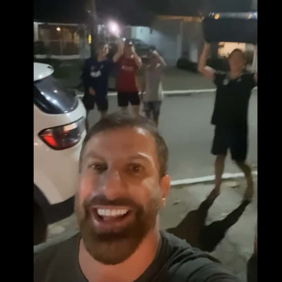 'Acorda, Pedrinho', vizinhos brincam com ex-jogador do Vasco, cantando hit do momento