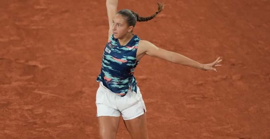 Francesa de 19 anos elimina atual campeã Krejcikova de Roland Garros