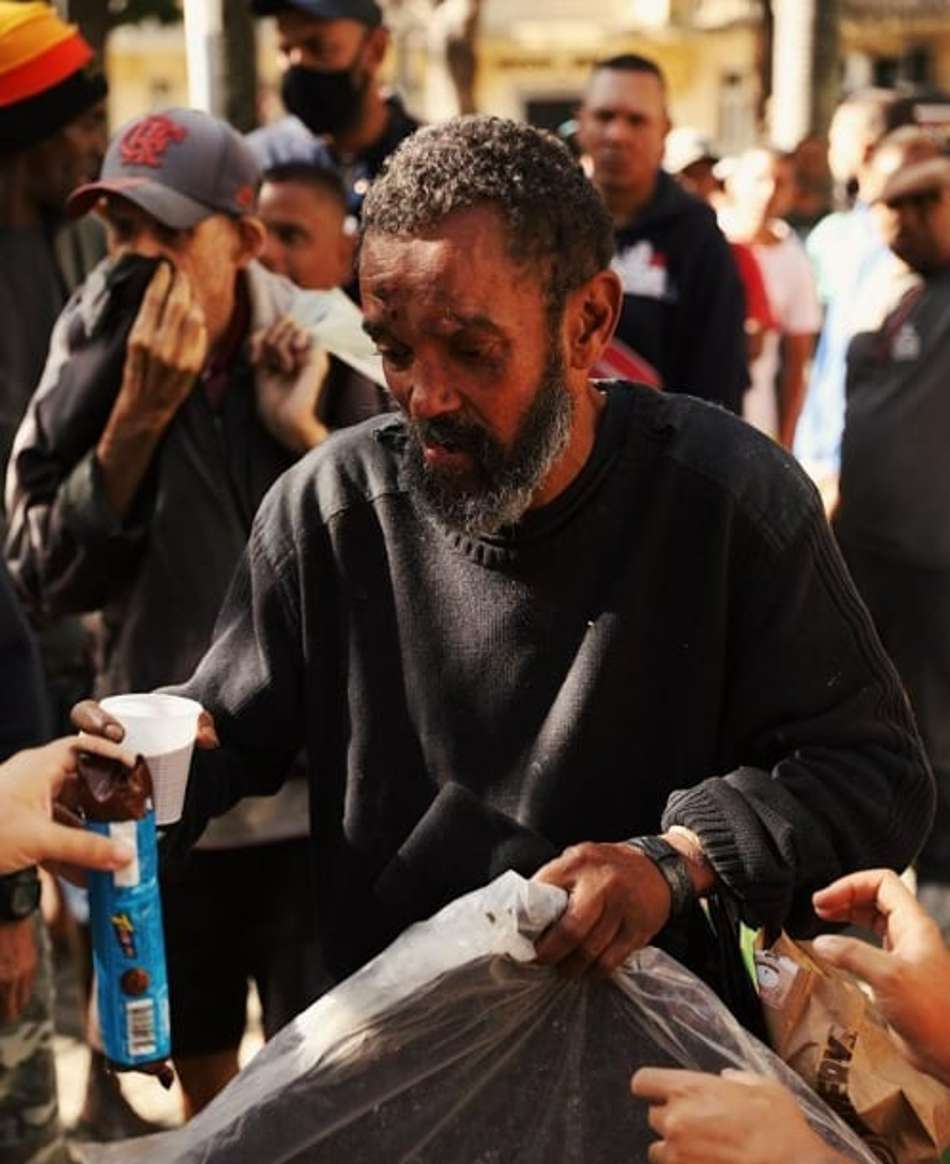 Projeto do Flamengo distribui cobertores e café da manhã para moradores de rua