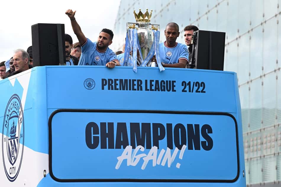 Elenco do City desfila pelas ruas de Manchester para celebrar título da Premier League