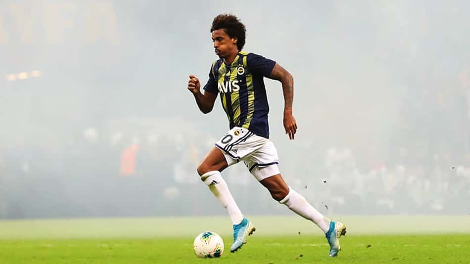 Cogitado pelo Botafogo, Luiz Gustavo assina com clube árabe