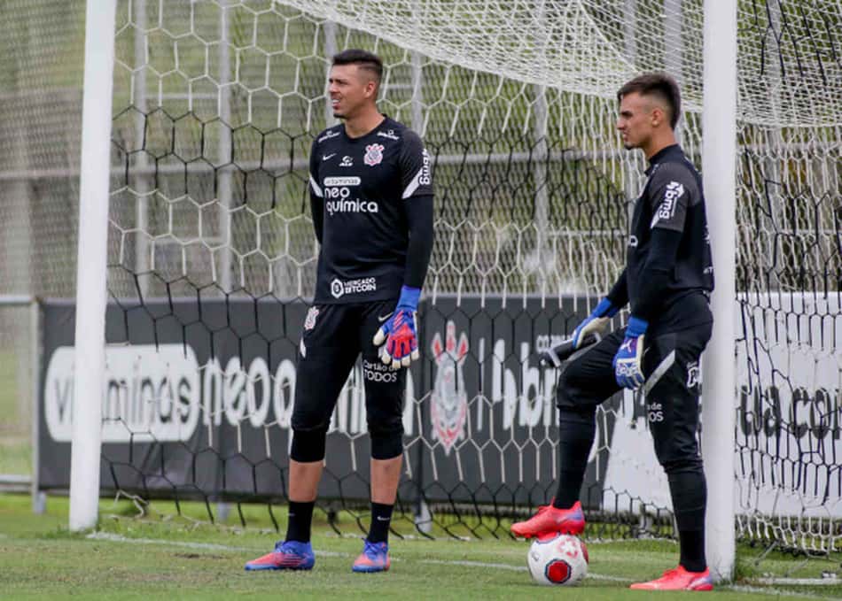 Problema de Cássio acirra disputa entre goleiros do Corinthians