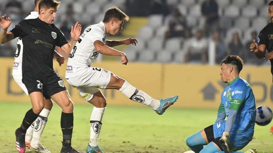 Tensão até o fim, olho no jogo do rival e vaias após empate: veja como foi a sofrida classificação do Santos