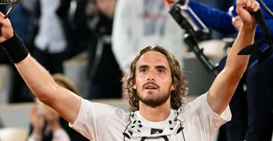 Tsitsipas sai das cordas e vira batalha na estreia de Roland Garros