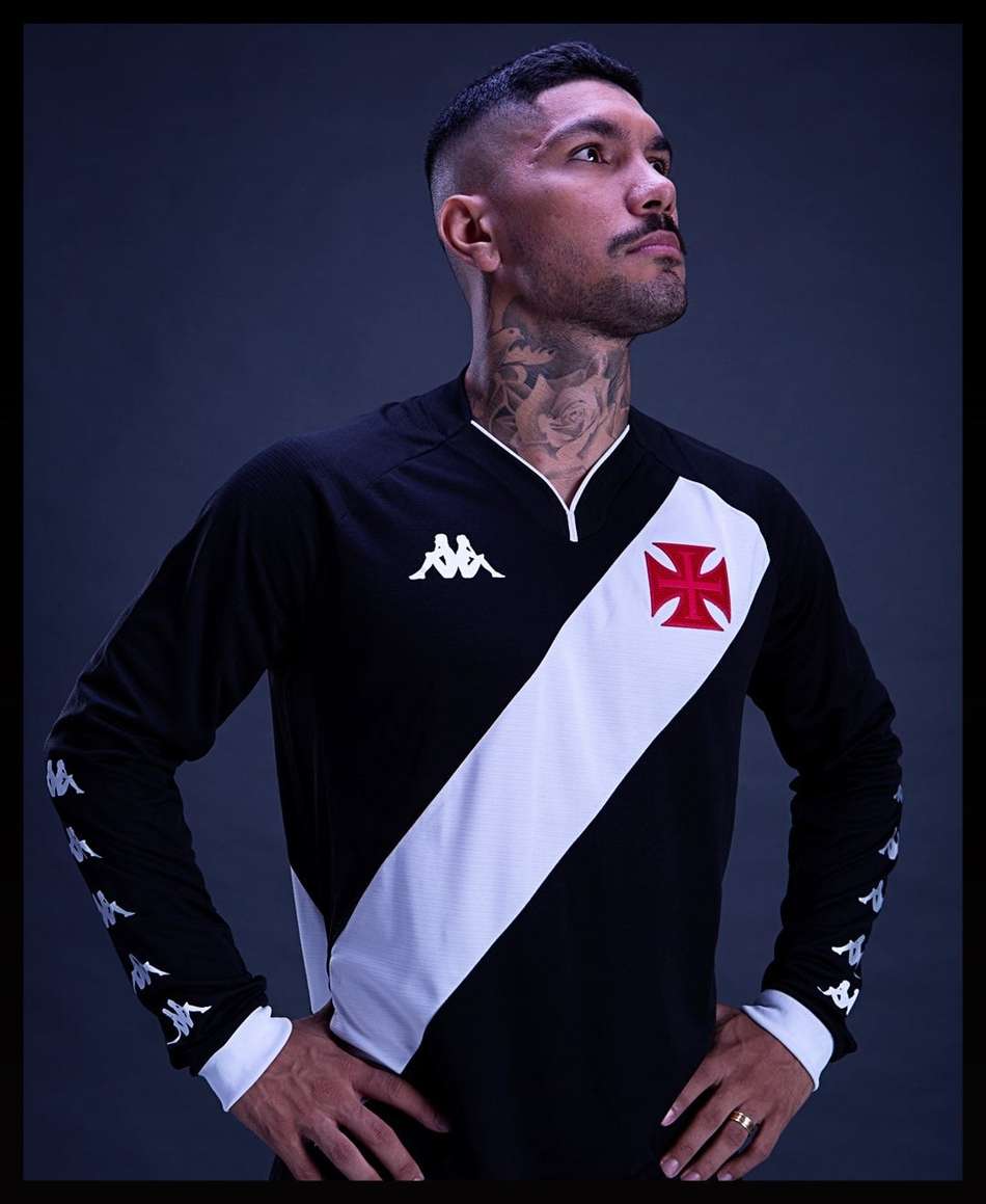 Vasco lança novo uniforme preto com faixa diagonal nas costas