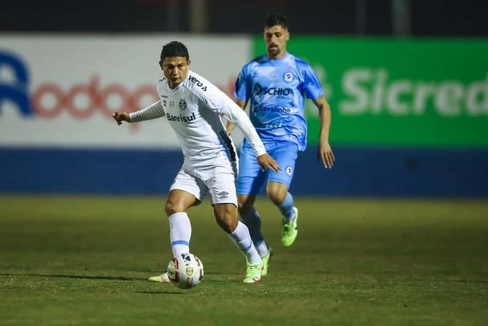 Após marcar primeiro gol pelo Grêmio, Elkeson se diz em forma por continuidade: 'Me sentindo bem'