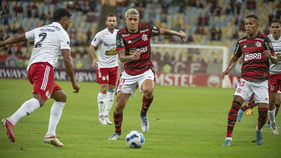 Pedro comenta desejo de ir à Copa e 'momento delicado' no Flamengo