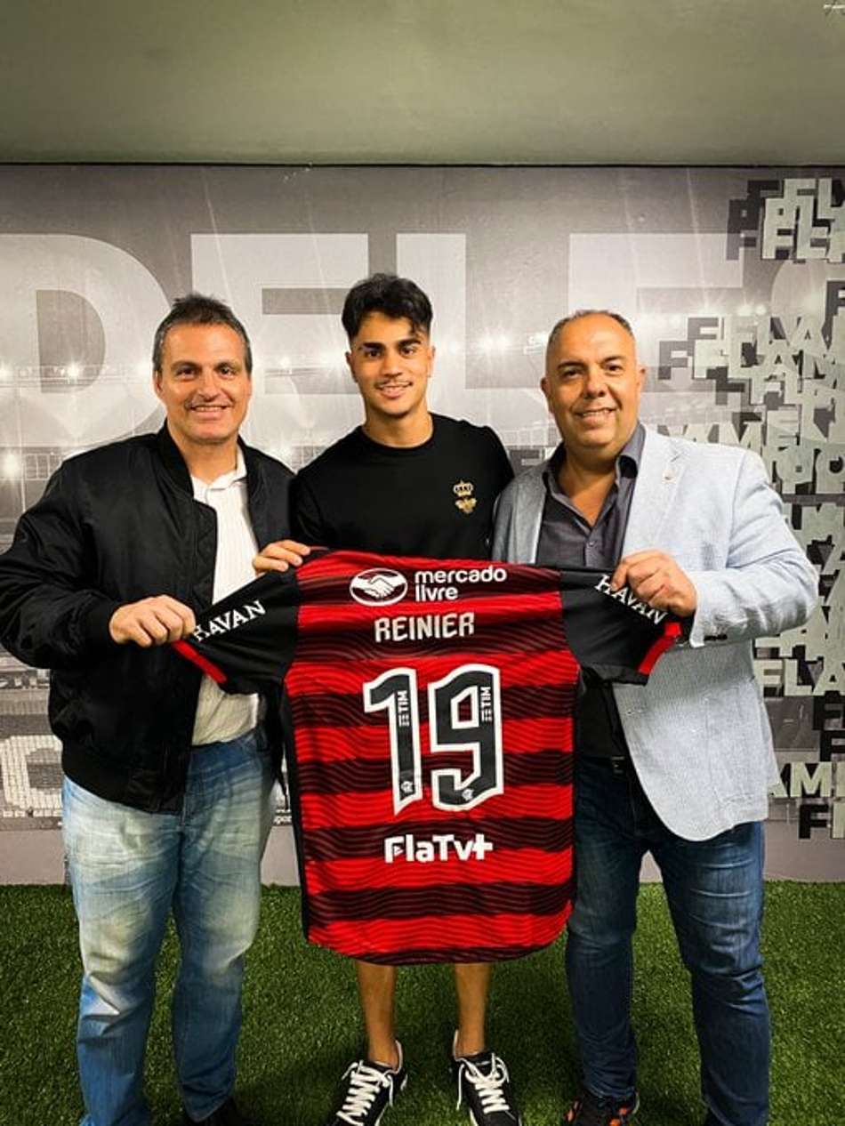 Reinier acompanha vitória do Flamengo na Libertadores e é presenteado com camisa rubro-negra