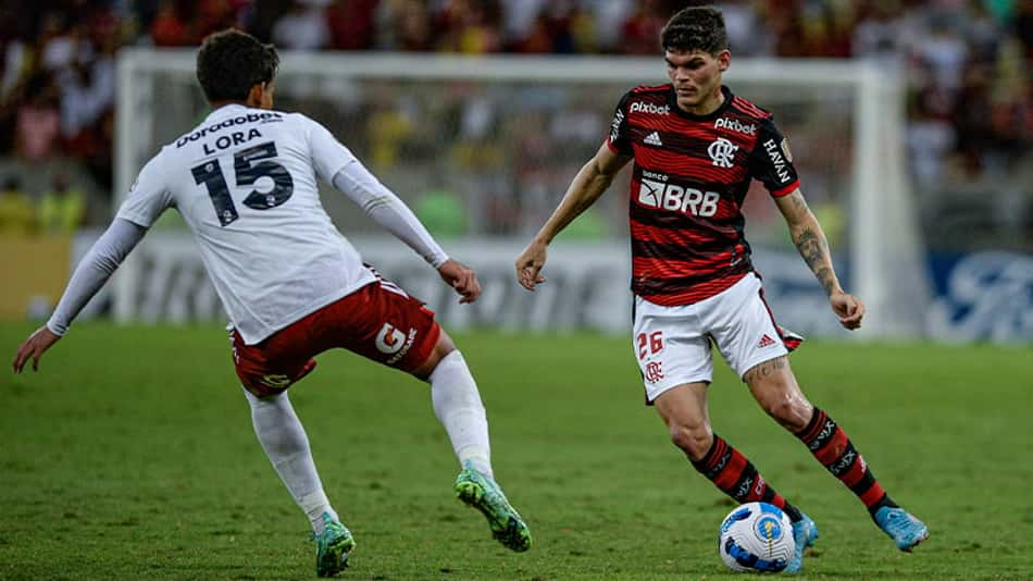 VÍDEO: Ayrton Lucas vibra com boa fase no Flamengo às vésperas de reencontro com ex-clube