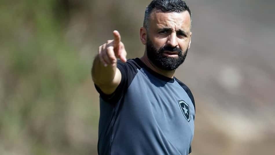 Auxiliar do Botafogo explica interação nas redes e valoriza torcida: 'É decisiva e fundamental'