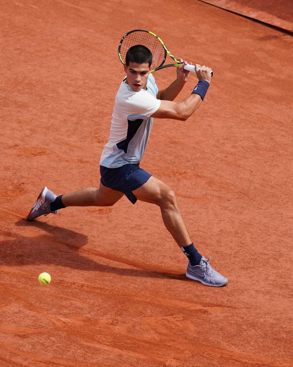 Alcaraz salva match-point e vira batalha incrível em Roland Garros
