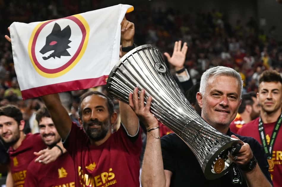 José Mourinho celebra título da Roma na Conference League