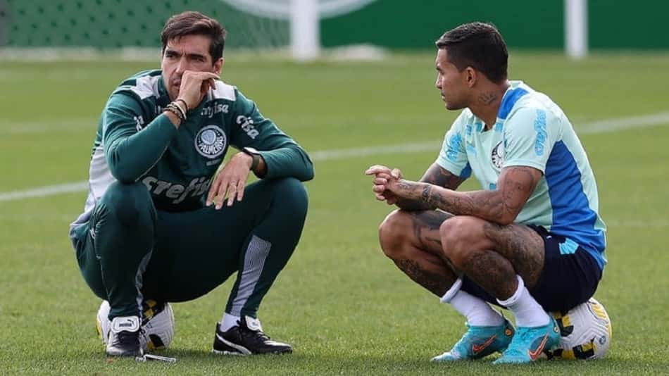 Com direito a conversa entre Abel e Dudu, Palmeiras se reapresenta de olho no Santos