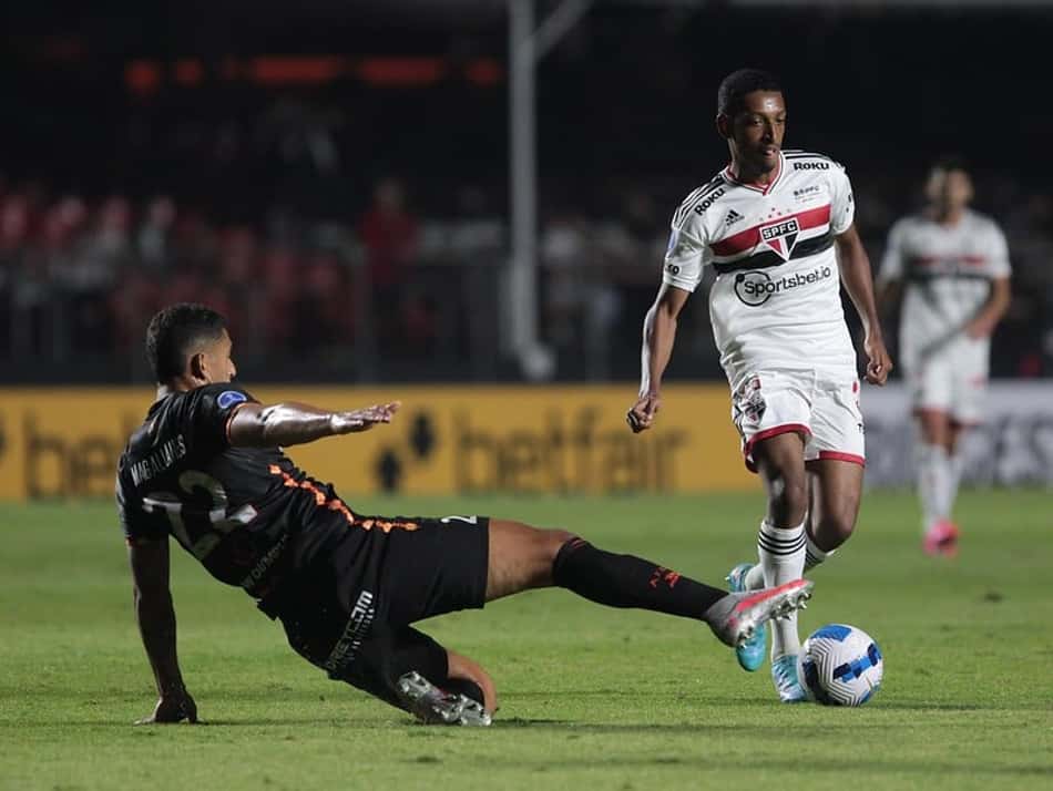 Talles Costa, do São Paulo, sofre entorse no tornozelo e fica no REFFIS