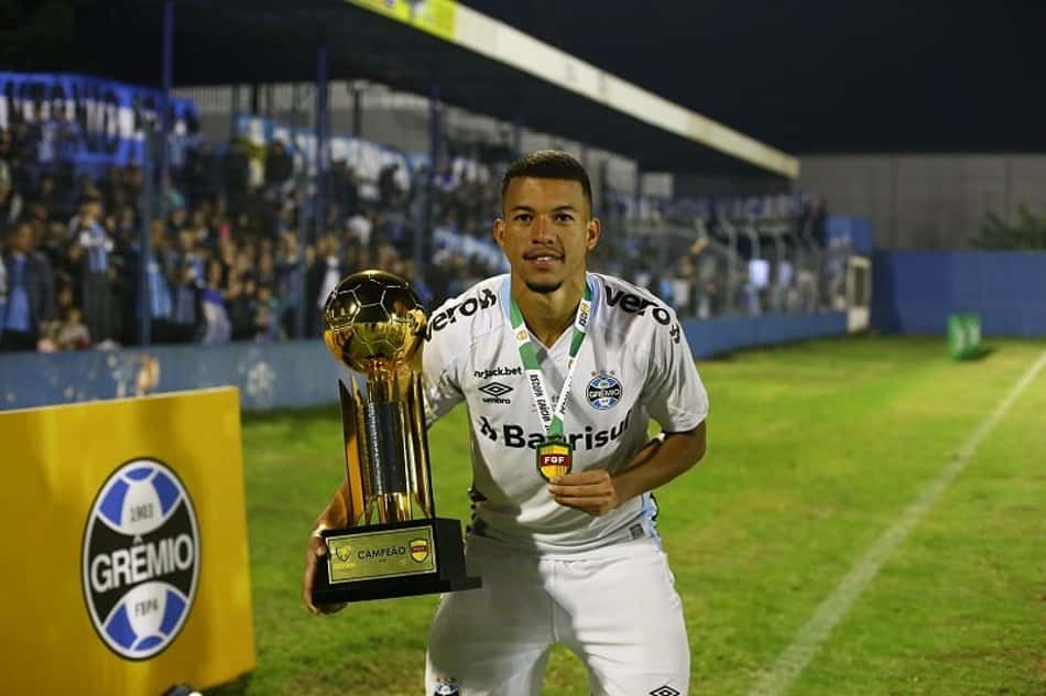 Jhonata Varela celebra título e valoriza primeiro gol no time principal do Grêmio