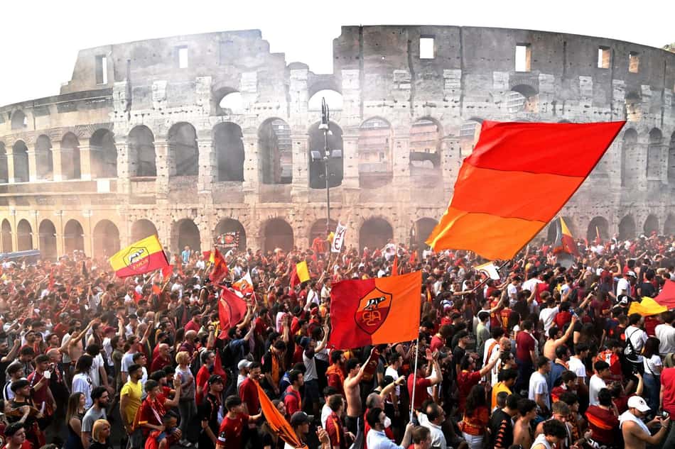 Jogadores e torcedores da Roma comemoram título da Conference League em frente ao Coliseu