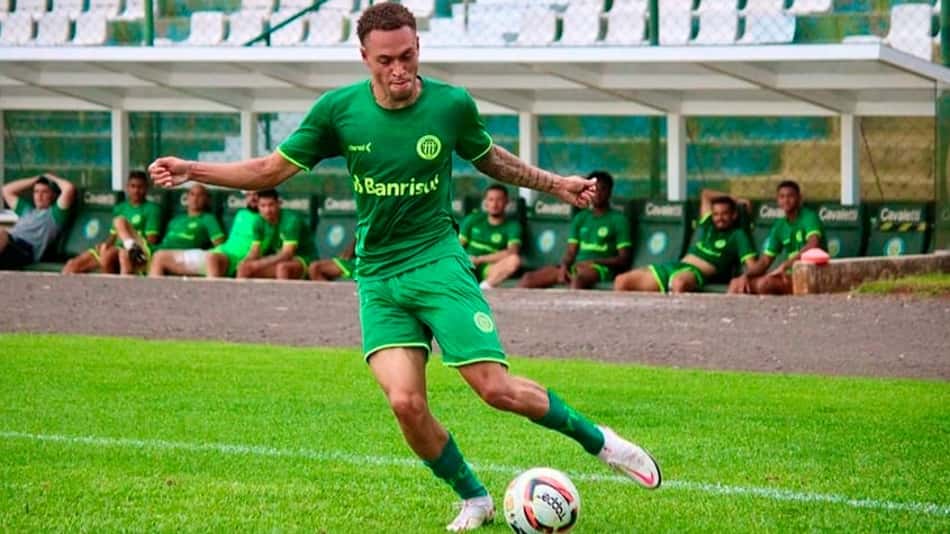 Vitinho celebra entrada do Ypiranga na zona de classificação na Série C
