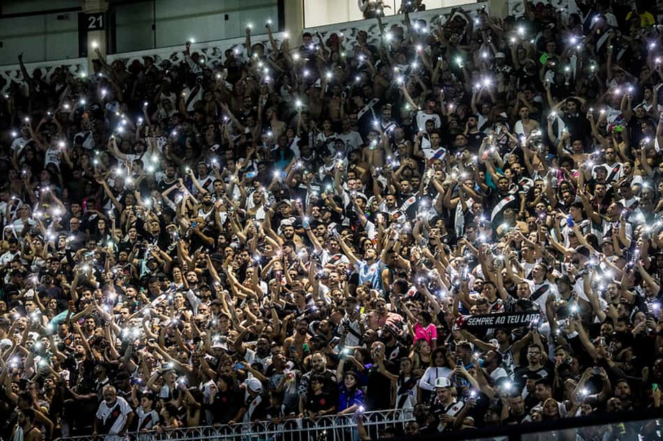 Gabriel Pec exalta força da torcida do Vasco após vitória sobre o Brusque: 'Somos fortes com eles'