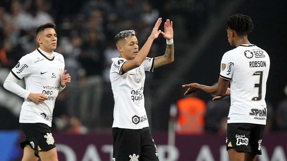Adson lamenta atuação do Corinthians contra o Always Ready: 'Bola não entrou'