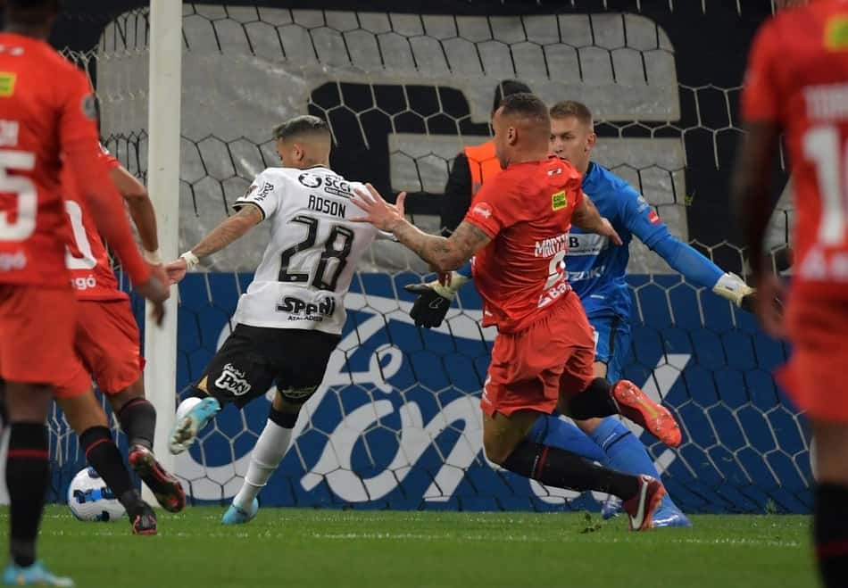 Torcedores do Corinthians protestam após empate com o Always Ready: 'Time sem vergonha'