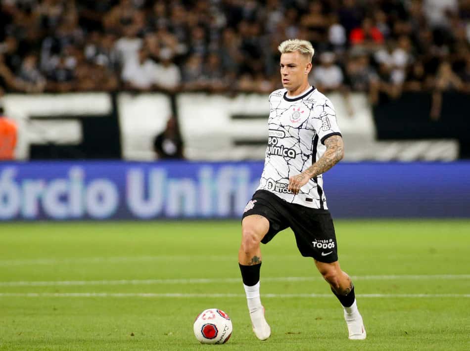Róger Guedes inicia terceiro jogo seguido no banco e só entra após pedido da torcida do Corinthians