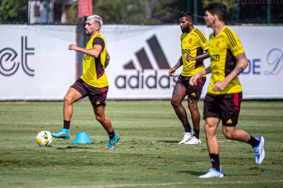 Flamengo treina para o Fla-Flu com a presença de Arrascaeta; Diego Alves evolui na recuperação