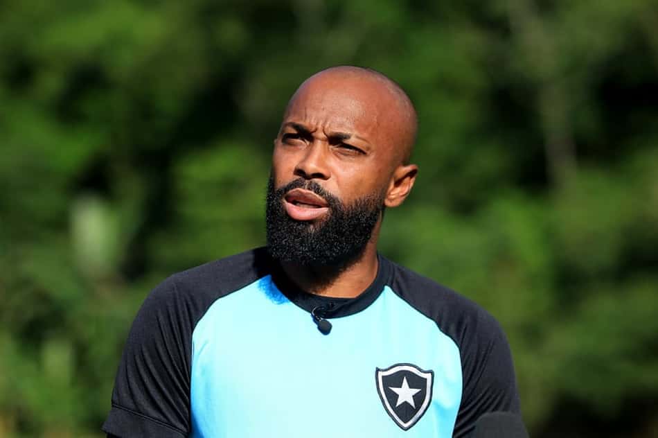 Chay fala sobre bom momento do Botafogo no ano e elogia Luís Castro: 'A seriedade está em primeiro lugar'