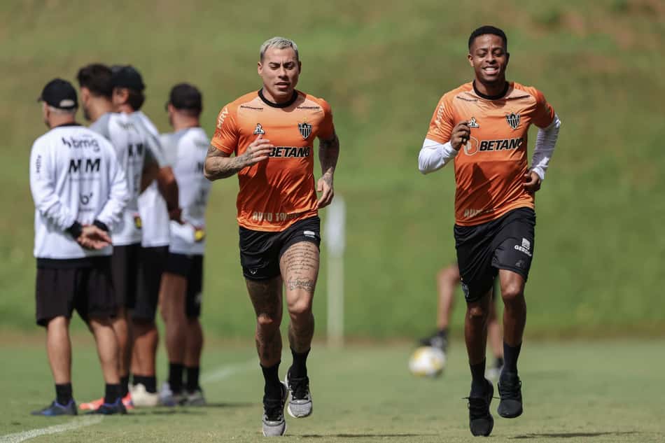 Vargas e Keno correm no gramado durante treino do Atlético-MG