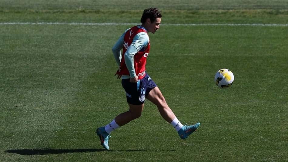 Com retorno de Veiga, Palmeiras segue preparação para enfrentar o Santos no Brasileirão