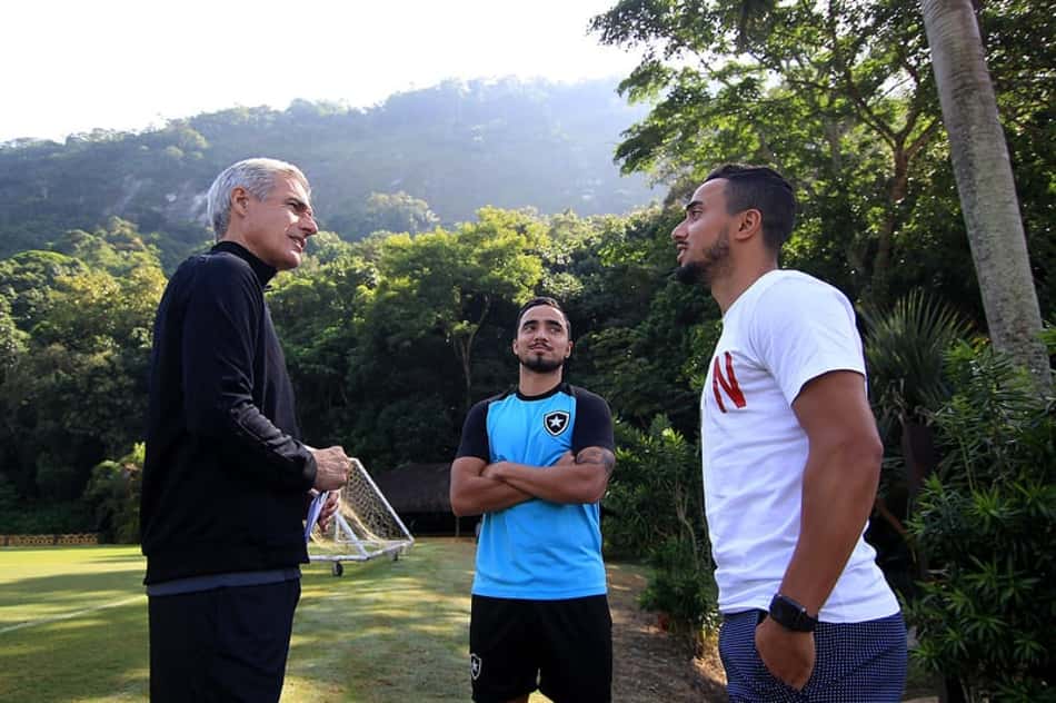 Irmão gêmeo de Rafael, Fábio, do Nantes, visita treino do Botafogo, e torcida brinca nas redes sociais