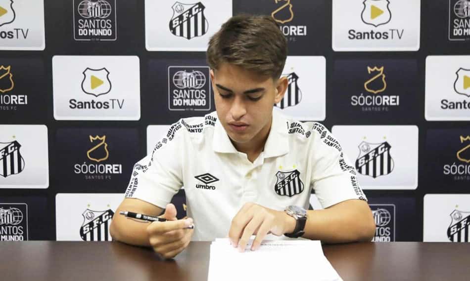 Matheus Lima assina o primeiro contrato profissional com o Santos