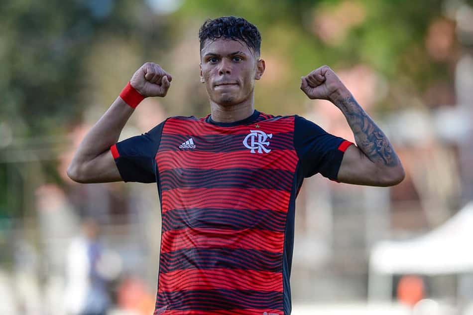 Saiba quem é Mateusão, jovem atacante sensação da base do Flamengo