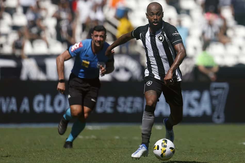 Em meio ao início da 'era Textor', Chay completa um ano no Botafogo e tenta se firmar com Luís Castro