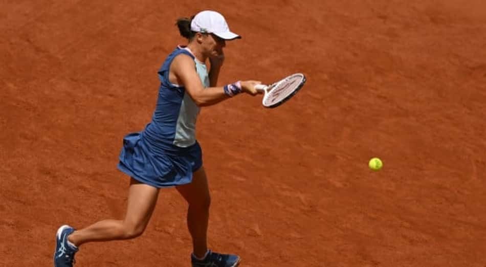 Swiatek sofre, mas vai às oitavas em Roland Garros