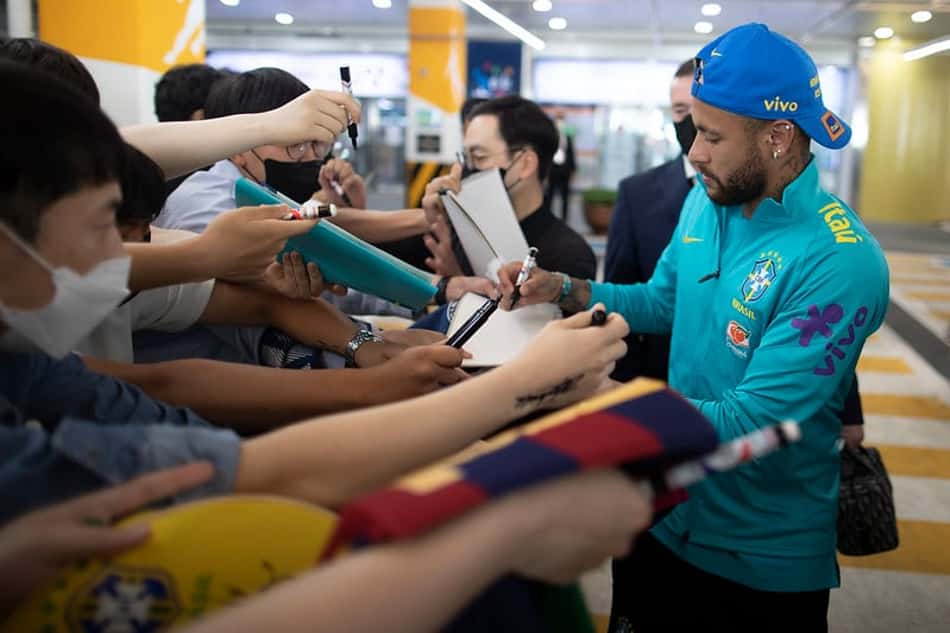 Neymar leva fãs à loucura, tira fotos e dá autógrafos após treino da Seleção Brasileira