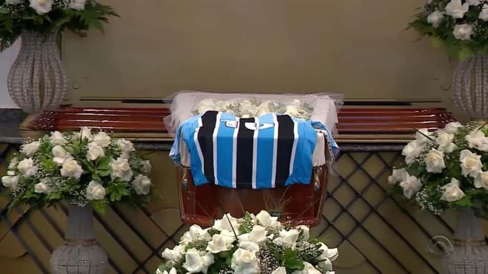 Coberto por camisa do Grêmio, jornalista é velado em Porto Alegre