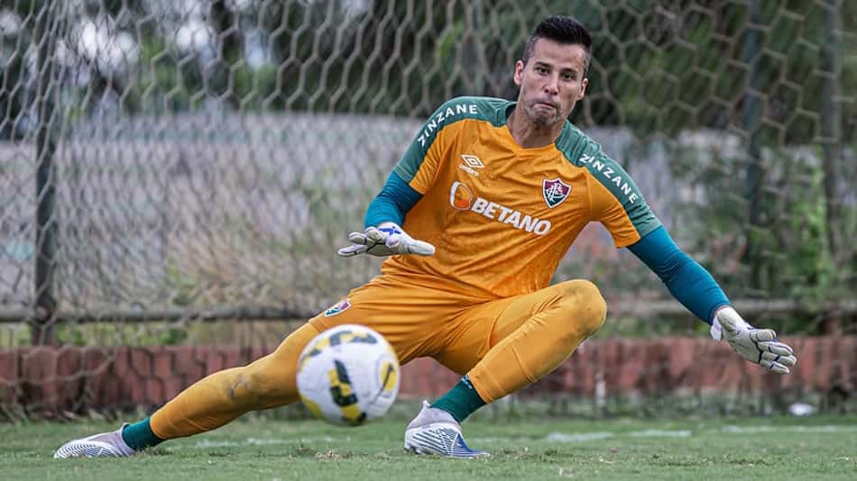 Com Flamengo em crise no gol, Fábio vive fase iluminada no Fluminense e pode ser decisivo