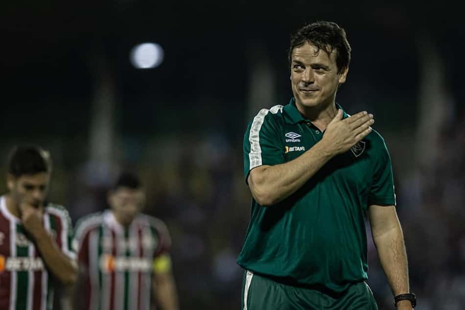 Um mês depois da estreia, Diniz aumenta confiança de jogadores no Fluminense, mas luta por time ideal