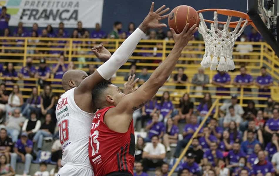 Franca vence o Flamengo e abre vantagem na decisão do NBB