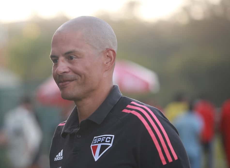 Alex diz que pretende treinar uma equipe profissional em 2023: 'Já avisei o São Paulo'