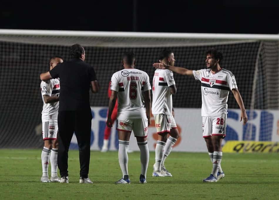 Melhorar desempenho longe do Morumbi é meta de Ceni para manter São Paulo com chances