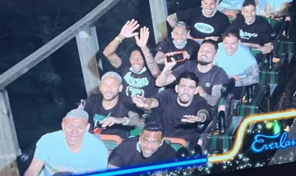 Neymar e outros atletas da Seleção curtem dia em parque de diversões