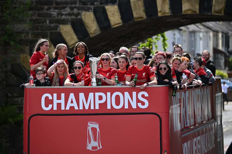 Liverpool retorna à Inglaterra após vice na Champions e desfila em ônibus aberto